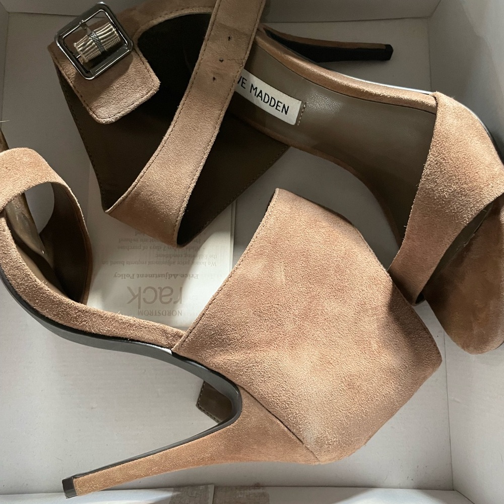 Steve Madden Naailah peep hole toe heel tan suede